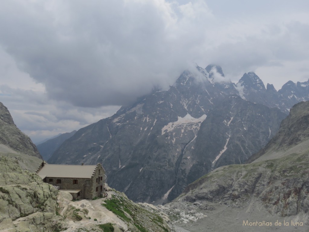 Refugio del Glaciar Blanc y el Mont Pelvoux